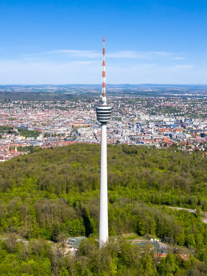 Luftaufnahme von Stuttgart mit Fernsehturm und Wald