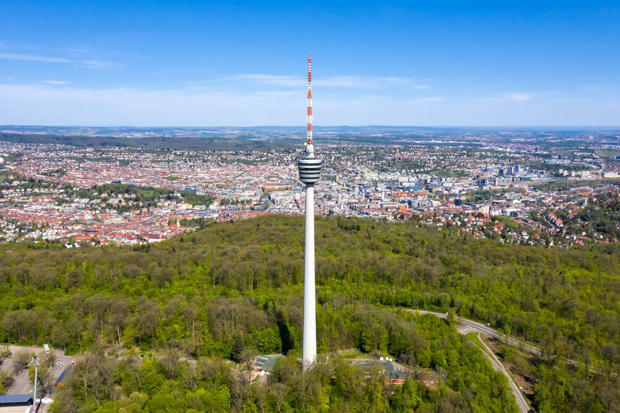 Luftaufnahme von Stuttgart mit Fernsehturm und Wald