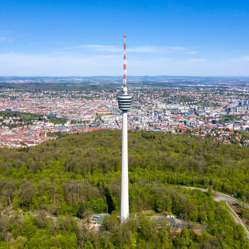 Luftaufnahme von Stuttgart mit Fernsehturm und Wald