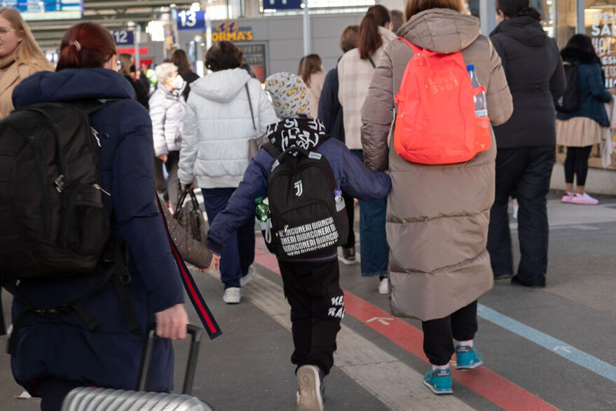 Geflüchtete kommen mit Koffern am Bahnhof an