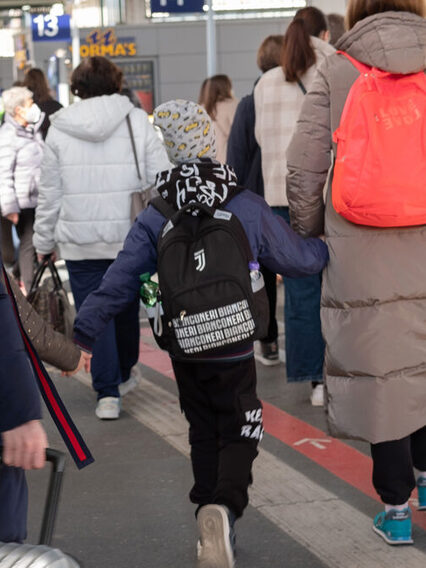 Geflüchtete kommen mit Koffern am Bahnhof an