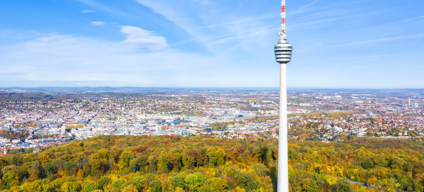 Luftbild: Stuttgart Fernsehturm mit der Landeshauptstadt im Hintergrund