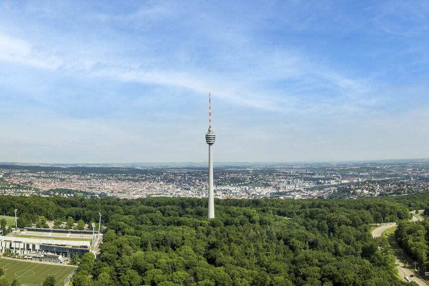 Blick von oben auf Stuttgarter mit Wald und Fernsehturm